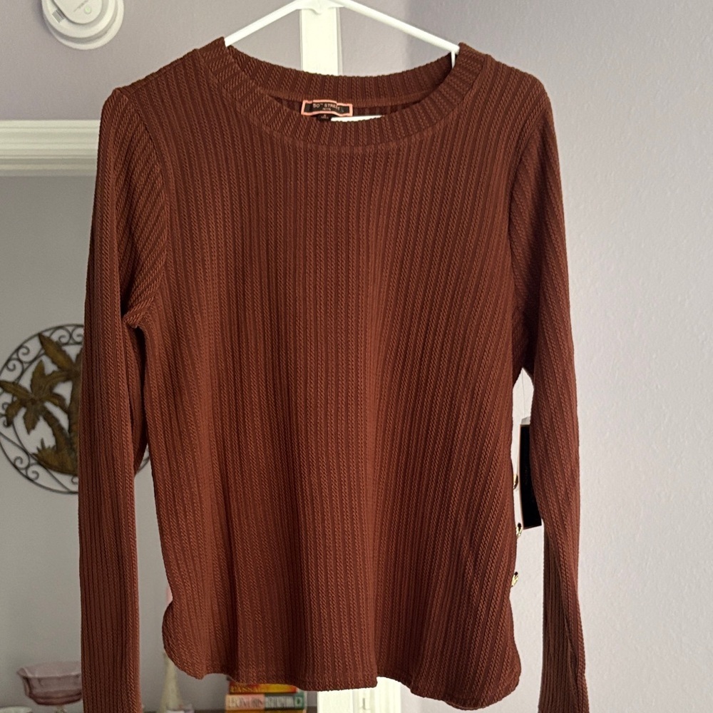 Elegant Brown Ribbed Crew Neck Sweater button detail - Picture 2 of 8